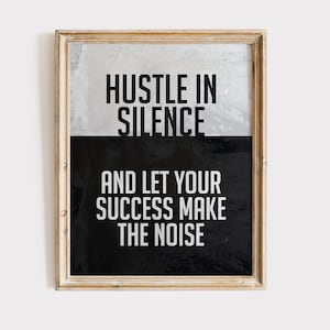 Op de afbeelding: Zwart-witte motiverende poster met de tekst "Hustle in silence and let your success make the noise".