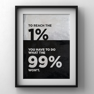 Può includere: Un poster motivazionale in bianco e nero con il testo "Per raggiungere l'1% devi fare quello che il 99% non farà."
