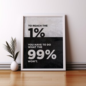 以下が含まれることがあります： 「1% に到達するには、99% がやらないことをしなければならない。」というテキストが書かれた白黒のモチベーションポスター