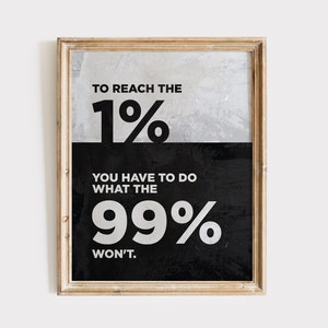 以下が含まれることがあります： 「1% に到達するには、99% がしないことをしなければならない。」というテキストが書かれた白黒のモチベーションポスター