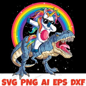 Può includere: Un unicorno arcobaleno con occhiali da sole cavalca un dinosauro blu con la bocca aperta. Lo sfondo è un cielo stellato nero con un arcobaleno.