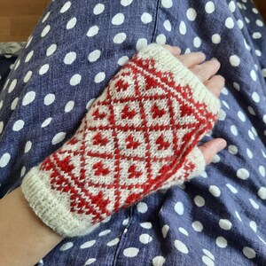 Valentina fingerless mittens knitting pattern