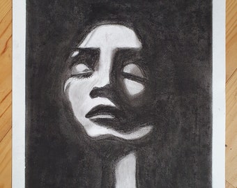 Dessin visage de femme au fusain et au charbon compressé