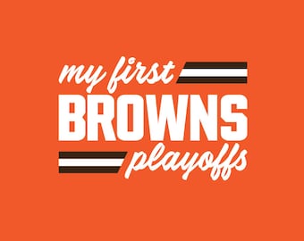 Puede incluir: Fondo naranja con texto blanco que dice "my first BROWNS playoffs" con dos rayas marrones y blancas arriba y abajo del texto.