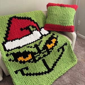 Grinch-themed chunky knit blanket and pillow set / Christmas throw blanket handmade