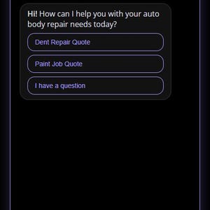 Puede incluir: Interfaz de aplicaci&oacute;n m&oacute;vil con un esquema de color p&uacute;rpura y negro. La aplicaci&oacute;n, llamada "Auto Body AI", ofrece opciones para presupuestos de reparaci&oacute;n de abolladuras, presupuestos de pintura y preguntas generales. Tambi&eacute;n se ven un campo de entrada de texto y un bot&oacute;n "Enviar".