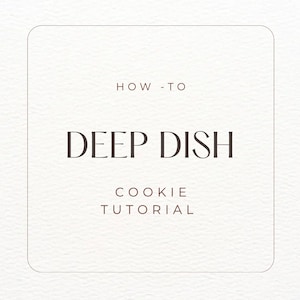 Puede incluir: Un fondo blanco con un borde cuadrado marrón. El texto "HOW - TO DEEP DISH COOKIE TUTORIAL" está escrito en marrón.