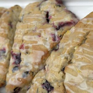 Scones al limone e mirtilli / Ricetta per Scones morbidi e soffici
