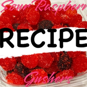Puede incluir: Primer plano de un recipiente de plástico transparente lleno de gushers de frambuesa agria roja y negra. El texto "Sour Raspberry RECIPE Gushers" está escrito en letras rosas sobre un fondo blanco.