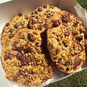 Receta de galletas gourmet de panadería con chispas de chocolate y pistacho de Halvah