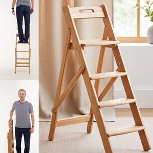 Könnte beinhalten: Eine helle Holztrittleiter mit vier Stufen, einschließlich einer oberen Plattformstufe mit Griffausschnitt. Die Leiter hat ein klappbares Design mit Metallscharnieren und seitlichen Stützstreben und ist sowohl aufgeklappt als auch zusammengeklappt zu sehen.