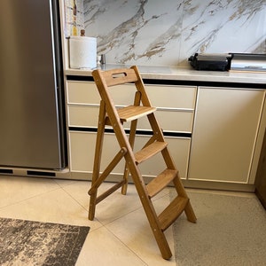 Eine Holz-Klappleiter aus Eiche. Größe 110 cm hoch (43inches) für Haus, Küche, Bibliothek, Blumenständer Innenraum. Trittleiter für Geschenk.