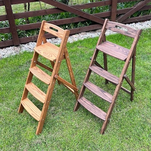 Eine Holz-Klappleiter aus Eiche in zwei Größen 110/130 cm hoch für Haus, Küche, Bibliothek, Blumenständer Innenausstattung. Trittleiter.