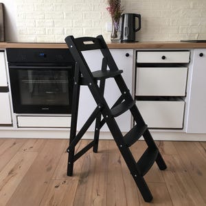 Eine hölzerne Klappleiter aus Eiche in der Größe 110 cm hoch für Haus, Küche, Bibliothek, Blumenständer Innenbereich. Trittleiter Geschenk