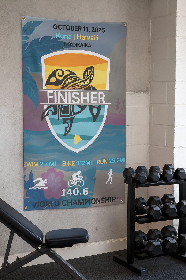 Op de afbeelding: Een banner voor de Kona | Hawai'i World Championship triathlon, met een schildpadontwerp en het woord "FINISHER". De banner toont de datum 11 oktober 2025 en de afstanden voor zwemmen, fietsen en hardlopen.