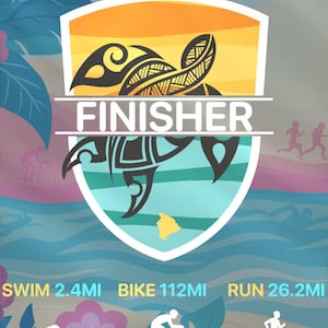 Op de afbeelding: Een kleurrijke poster voor het Kona Hawaii Wereldkampioenschap. Het ontwerp toont een schild met een schildpad en het woord "FINISHER". Het bevat de datum, locatie en afstanden voor zwemmen, fietsen en hardlopen. De totale afstand is 226,3 km.