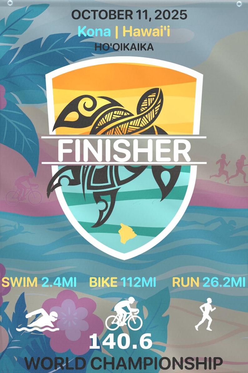 Op de afbeelding: Een kleurrijke poster voor het Kona Hawaii Wereldkampioenschap. Het ontwerp toont een schild met een schildpad en het woord "FINISHER". Het bevat de datum, locatie en afstanden voor zwemmen, fietsen en hardlopen. De totale afstand is 226,3 km.