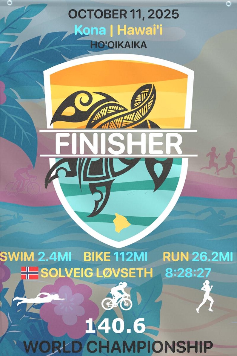 Op de afbeelding: Een kleurrijke evenementposter voor het Kona Hawaii Wereldkampioenschap. De poster toont een schildontwerp met een schildpaddengrafiek, het woord "FINISHER" en de datum 11 oktober 2025. Het bevat ook de afstanden voor zwemmen, fietsen en hardlopen en de tijd 8:28:27.