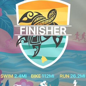 Op de afbeelding: Een kleurrijke poster voor de Kona Hawaii World Championship triathlon, met een schildpadontwerp en het woord "FINISHER". De poster toont de datum, afstanden voor zwemmen, fietsen en hardlopen, en de totale afstand van 226,3 kilometer.