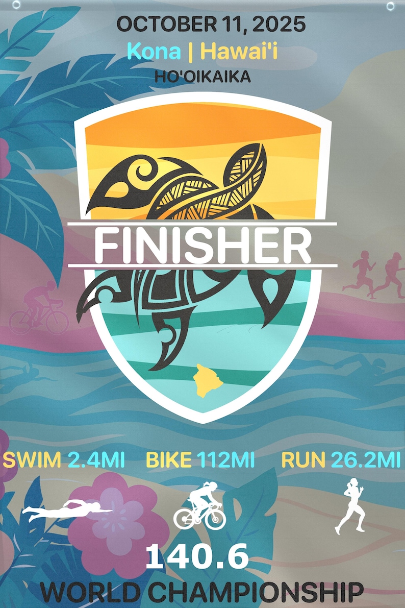 Op de afbeelding: Een kleurrijke poster voor de Kona Hawaii World Championship triathlon, met een schildpadontwerp en het woord "FINISHER". De poster toont de datum, afstanden voor zwemmen, fietsen en hardlopen, en de totale afstand van 226,3 kilometer.