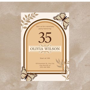 Puede incluir: Invitaci&oacute;n de cumplea&ntilde;os con fondo beige. La invitaci&oacute;n presenta un arco marr&oacute;n con el n&uacute;mero 35, el nombre Olivia Wilson e ilustraciones de mariposas y hojas. El texto dice "&Uacute;nase a nosotros para una fiesta de cumplea&ntilde;os en honor a" y detalles del evento.