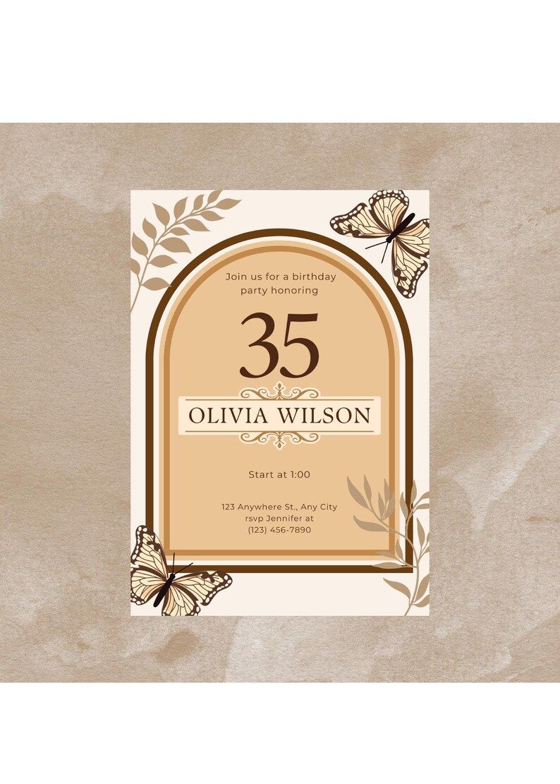 Puede incluir: Invitaci&oacute;n de cumplea&ntilde;os con fondo beige. La invitaci&oacute;n presenta un arco marr&oacute;n con el n&uacute;mero 35, el nombre Olivia Wilson e ilustraciones de mariposas y hojas. El texto dice "&Uacute;nase a nosotros para una fiesta de cumplea&ntilde;os en honor a" y detalles del evento.