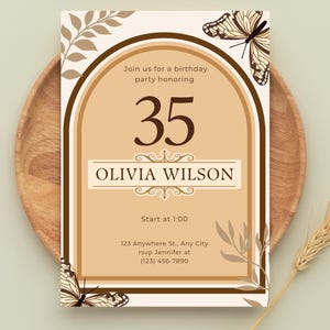 Puede incluir: Una invitaci&oacute;n de cumplea&ntilde;os con un esquema de color marr&oacute;n y beige. La invitaci&oacute;n presenta el n&uacute;mero 35, el nombre Olivia Wilson e ilustraciones de mariposas. El texto dice "&Uacute;nase a nosotros para una fiesta de cumplea&ntilde;os" e incluye la hora y la direcci&oacute;n.