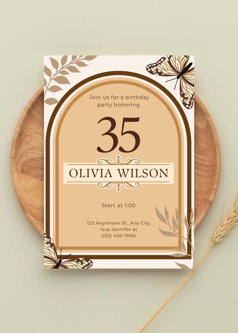 Puede incluir: Una invitaci&oacute;n de cumplea&ntilde;os con un esquema de color marr&oacute;n y beige. La invitaci&oacute;n presenta el n&uacute;mero 35, el nombre Olivia Wilson e ilustraciones de mariposas. El texto dice "&Uacute;nase a nosotros para una fiesta de cumplea&ntilde;os" e incluye la hora y la direcci&oacute;n.