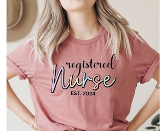 2024 Registered Nurse Shirt, personalisiertes Jahr RN Tshirt, Krankenschwester Geschenk, Krankenschwester Est Tee, Nursing Shirt, Krankenschwester Life, Nurse Grad Geschenk