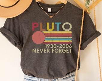 Pluto shirt, vergeet nooit shirt, planeet sweatshirt, trendy wetenschap shirt, universum shirt, ruimte shirt, astronomie minnaar shirt, retro tee