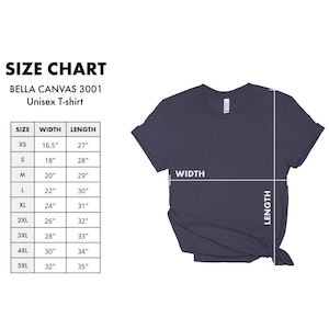 Pu&ograve; includere: Una t-shirt unisex blu navy con una tabella delle taglie. La tabella elenca le taglie dalla XS alla 5XL, con le corrispondenti misure di larghezza e lunghezza in centimetri. La t-shirt &egrave; di Bella Canvas 3001.