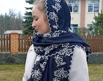Elegancki szal modlitewny – haftowany, ciemnoniebieski szal na głowę. Welon z szyfonu