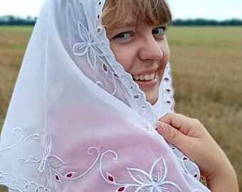 Foulard triangle brodé. Echarpe fleurie blanche en mousseline de soie. Tête d'église couvrant les femmes. Châle doux fait main personnalisé. Voile orthodoxe.