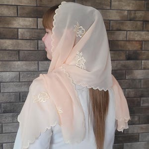 淡いピーチ色の正教会用ヘッドスカーフ ― エレガントな刺繍入り祈祷用ベール