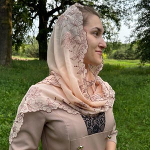 Voile chrétien léger : foulard orthodoxe brodé beige