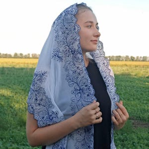 白いキリスト教正統派のスカーフ。手作りの刺繍入りベール。女性用シフォン ヘア ラップ。パーソナライズされたヘッドカバー。長い教会用ヘッドスカーフ。
