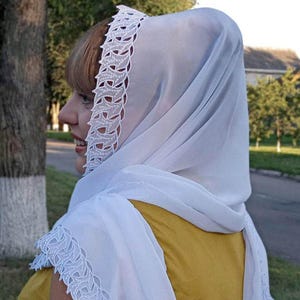 白いヘッドスカーフ。キリスト教正教会の祈りのベール。女性用の花柄のパーソナライズされたヘアショール。刺繍入りのロングシフォンヘッドカバー