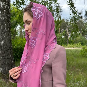 紫色のヘッドスカーフ。女性用の正統派刺繍入りシフォンヘアラップ。教会のヘッドカバー。軽量の長い祈祷用ショール。キリスト教のベール。