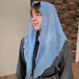 以下が含まれることがあります： 刺繍された花の模様が施された、水色のベール。 シアー生地のベールはスカラップエッジです。 花の刺繍は明るいブルーで、前面と側面に施されています。