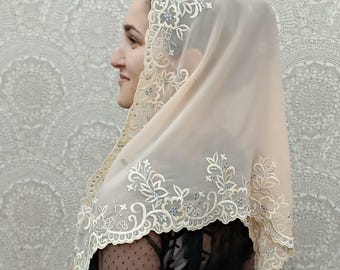 Geborduurde driehoeksjaal met zilveraccenten: charmante orthodoxe hoofdbedekking