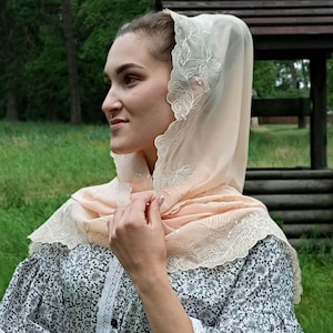 繊細な刺繍が施されたクリーム色のスカーフ。女性用の花柄シフォン正統派ヘアスカーフ。ヘッドカバー。軽量なロングヘッドスカーフ。クリスチャンベール。
