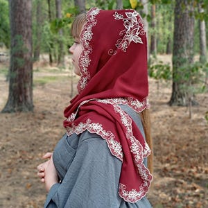 Velo ortodosso cristiano orientale. Sciarpa rosso scuro. Scialle in chiffon per capelli da donna. Copricapo da chiesa personalizzato. Scialle da preghiera ricamato.