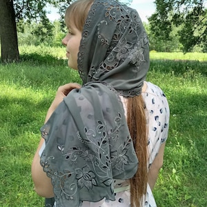 正教会のヘッドカバー - グレーのクリスチャンベール。刺繍入りシフォンスカーフ。女性用花柄ヘアスカーフ。軽量でロング丈の女性用ヘッドラップ。