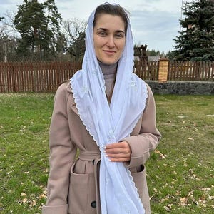 正教会のヘッドスカーフ。クリスチャンベール。女性用、白い刺繍入りシフォンの花柄ヘアショール。軽量でロング丈のヘッドカバー。女性用ヘッドラップ