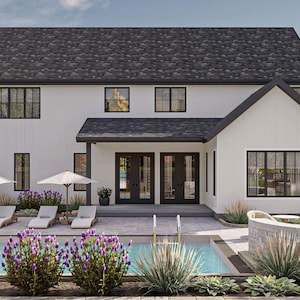 Könnte beinhalten: Ein weißes Bauernhaus mit schwarzem Dach und schwarzen Verzierungen. Das Haus hat einen Swimmingpool im Hinterhof mit Liegestühlen und Sonnenschirmen. Es gibt auch Pflanzen und Blumen im Garten.