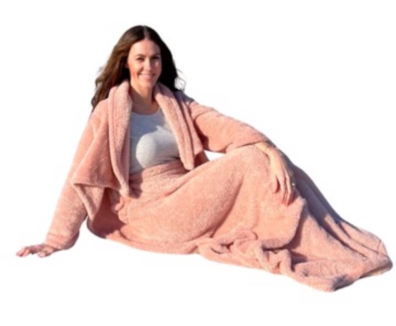 Pu&ograve; includere: Una morbida e soffice coperta rosa con collo a scialle. La coperta &egrave; realizzata in un materiale soffice e confortevole, perfetta per coccolarsi sul divano.