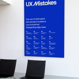 Op de afbeelding: Een blauwe poster met de titel "UX Mistakes" en een lijst met veelvoorkomende fouten in user experience design. De poster is verdeeld in 20 secties, elk met een nummer en een korte beschrijving van een fout.