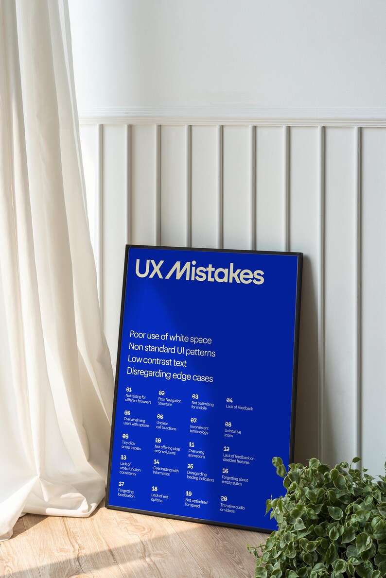 Op de afbeelding: Een blauwe poster met witte tekst die veelvoorkomende UX-fouten opsomt. De poster heeft de titel "UX Mistakes" en somt 20 veelvoorkomende fouten op met nummers en korte beschrijvingen. De poster is zwart ingelijst en leunt tegen een witte muur.
