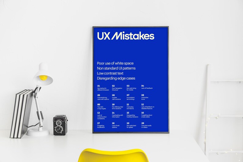 Op de afbeelding: Een blauwe poster met de tekst "UX Mistakes" in wit. De poster somt veelvoorkomende UX-fouten op, zoals slecht gebruik van witruimte, niet-standaard UI-patronen, tekst met laag contrast en het negeren van randgevallen.