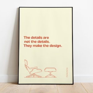 Pode incluir: Um pôster emoldurado preto com fundo amarelo que apresenta um desenho de linha de uma cadeira e um pufe. O texto no pôster diz "The details are not the details. They make the design." e é atribuído a Charles Eames.